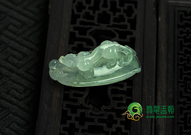 冰种缅甸翡翠螭龙挂件