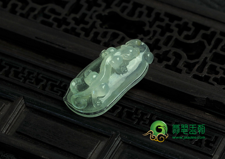 冰种缅甸翡翠螭龙挂件