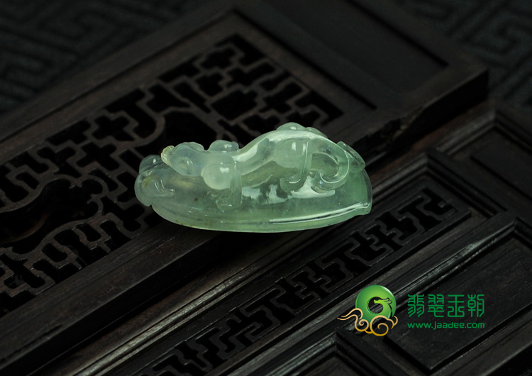 冰种缅甸翡翠螭龙挂件