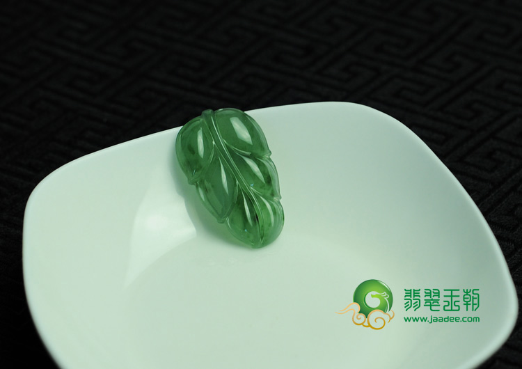 冰种菠菜绿缅甸翡翠叶子挂件