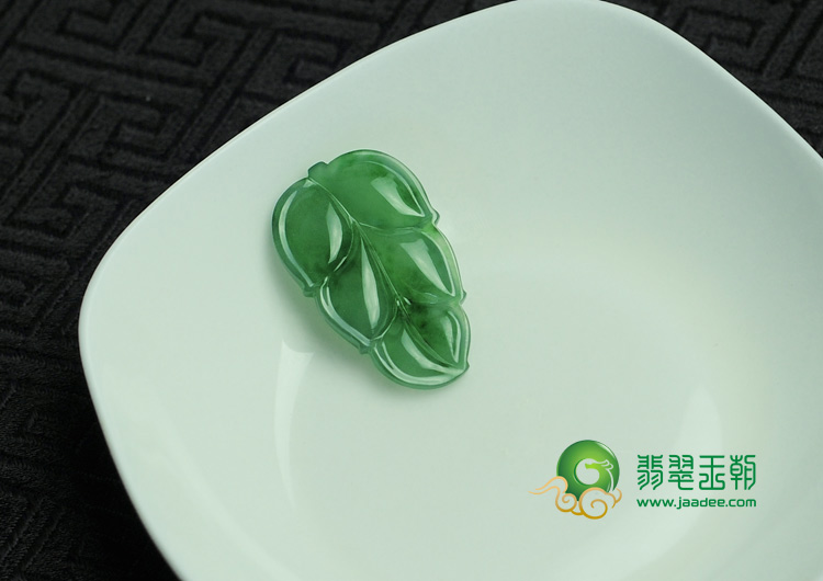冰种菠菜绿缅甸翡翠叶子挂件
