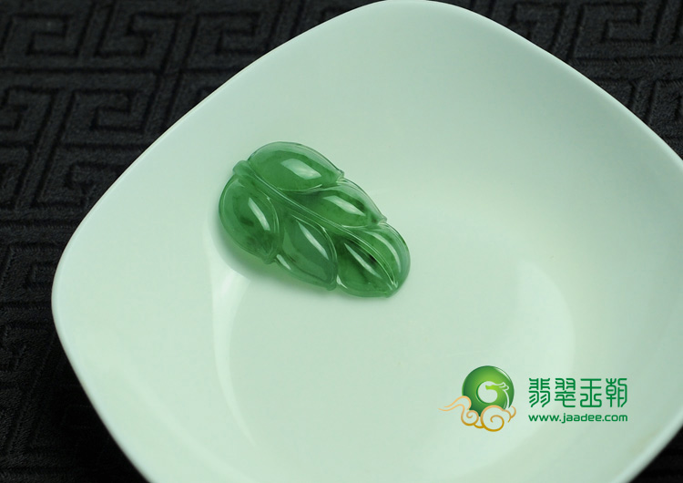 冰种菠菜绿缅甸翡翠叶子挂件