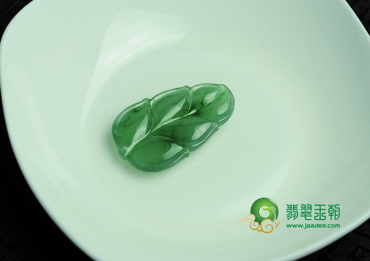 冰种菠菜绿缅甸翡翠叶子挂件