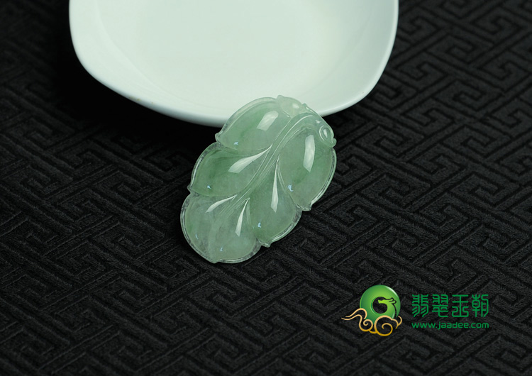 冰种淡绿缅甸翡翠叶子挂件