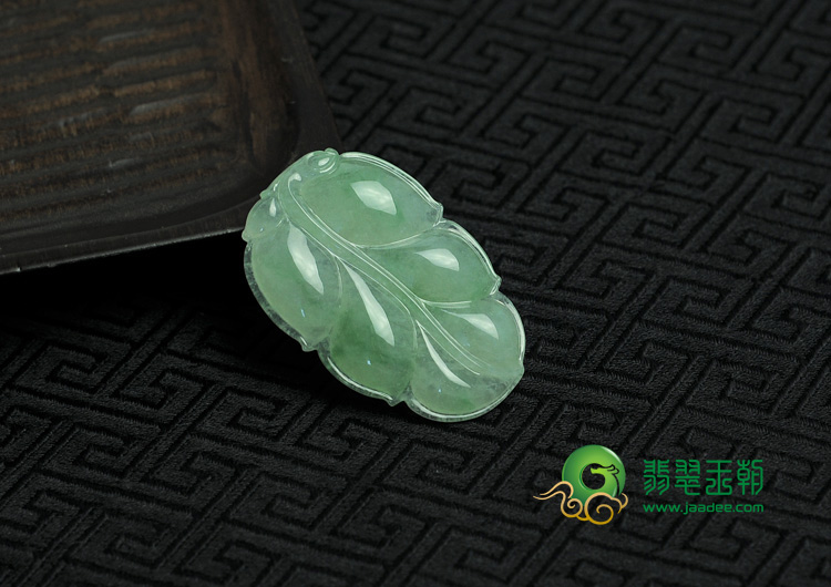 冰种淡绿缅甸翡翠叶子挂件