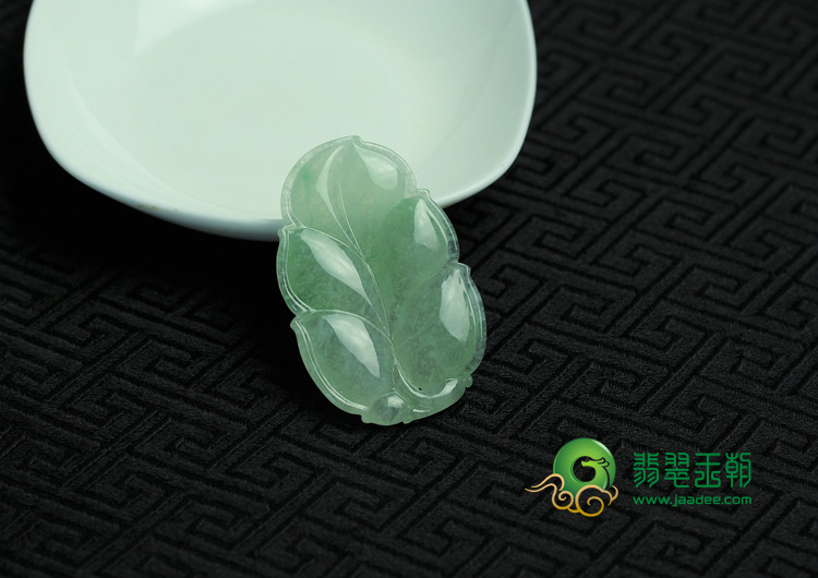 冰种淡绿缅甸翡翠叶子挂件