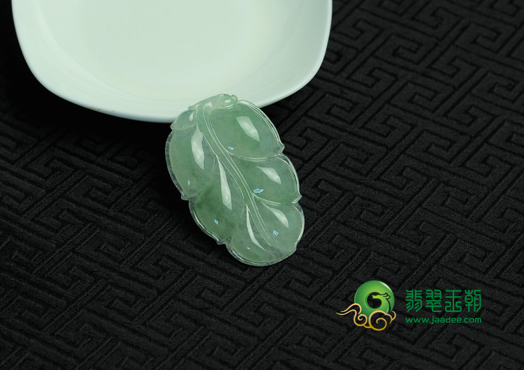 冰种淡绿缅甸翡翠叶子挂件