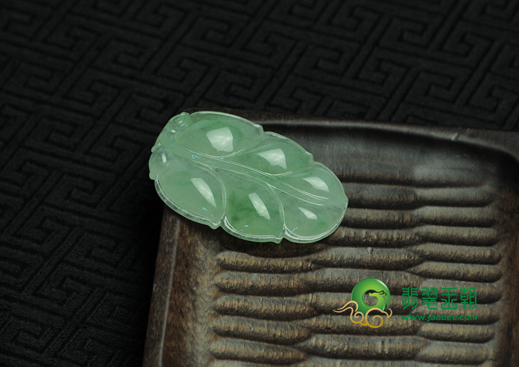 冰种淡绿缅甸翡翠叶子挂件