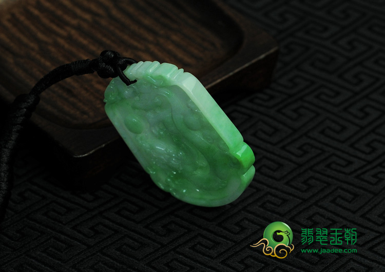 糯冰种翠色缅甸翡翠龙马精神挂件