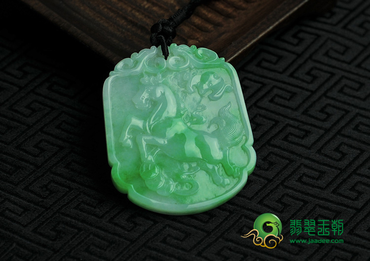 糯冰种翠色缅甸翡翠龙马精神挂件