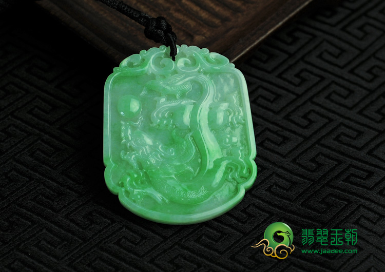 糯冰种翠色缅甸翡翠龙马精神挂件