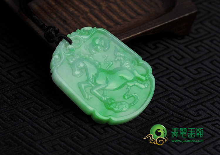 糯冰种翠色缅甸翡翠龙马精神挂件