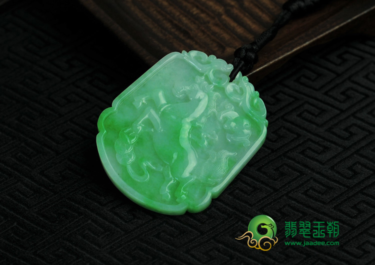 糯冰种翠色缅甸翡翠龙马精神挂件