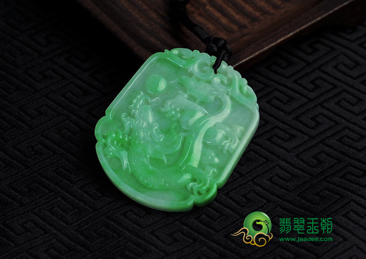 糯冰种翠色缅甸翡翠龙马精神挂件