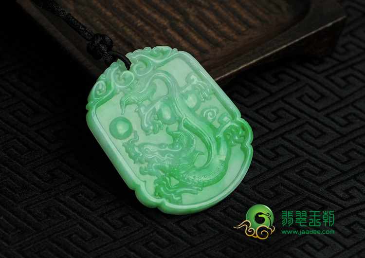 糯冰种翠色缅甸翡翠龙马精神挂件