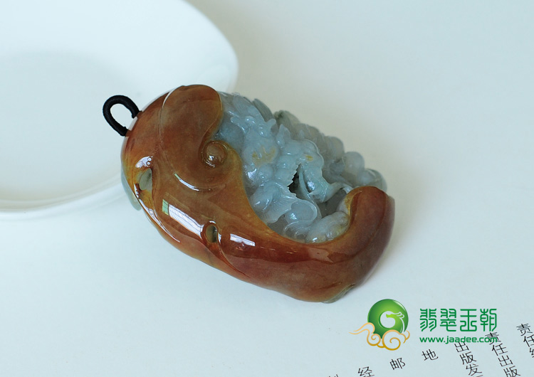 糯冰种略飘花缅甸翡翠龙吐珠挂件