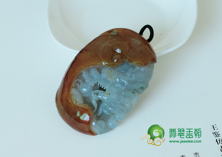 糯冰种略飘花缅甸翡翠龙吐珠挂件
