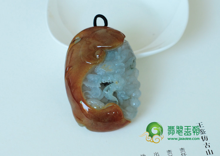 糯冰种略飘花缅甸翡翠龙吐珠挂件