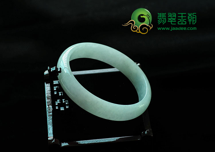 糯冰种晴水缅甸翡翠手镯(69.1mm)