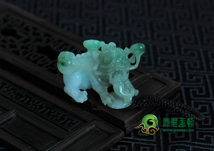 糯冰种翠色缅甸翡翠貔貅挂件