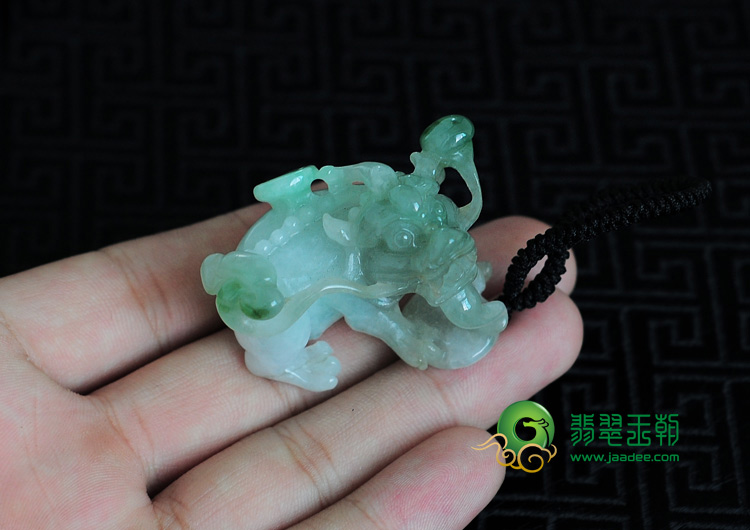 糯冰种翠色缅甸翡翠貔貅挂件