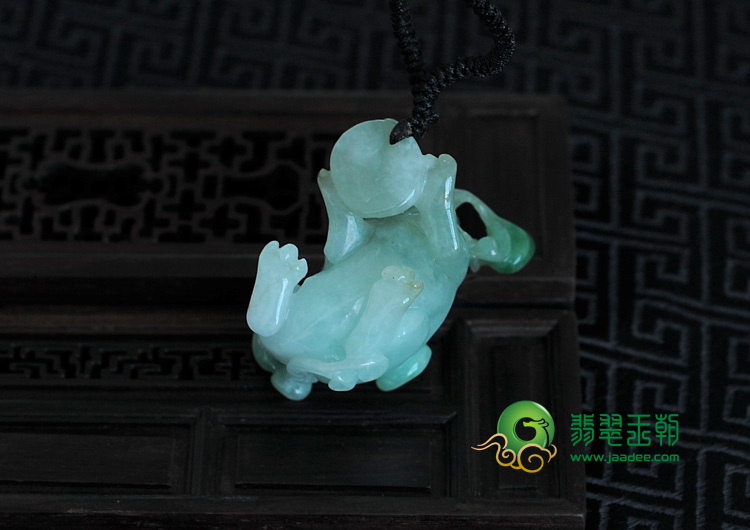 糯冰种翠色缅甸翡翠貔貅挂件