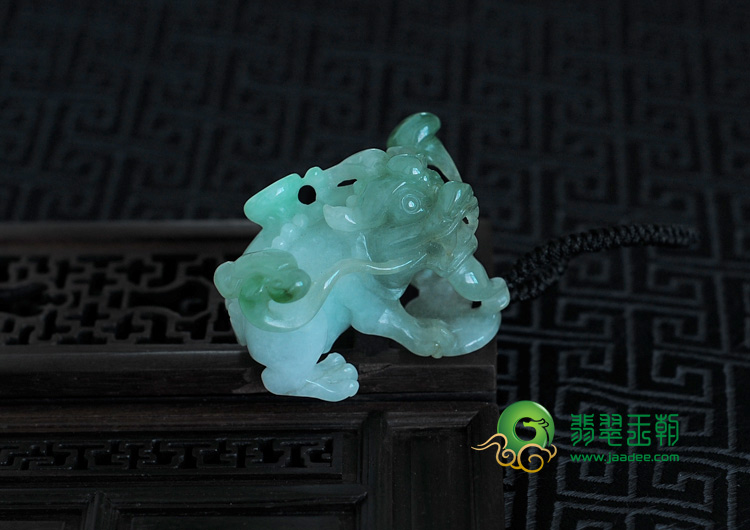 糯冰种翠色缅甸翡翠貔貅挂件