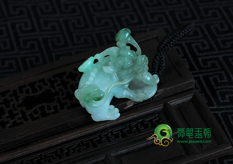 糯冰种翠色缅甸翡翠貔貅挂件