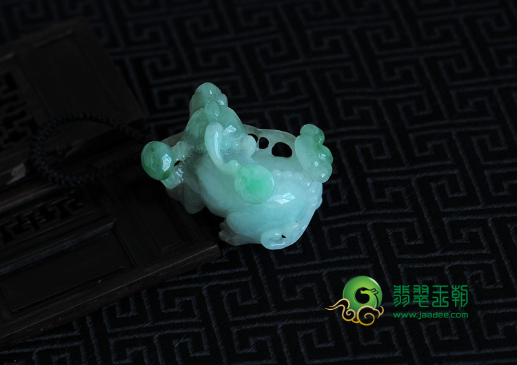 糯冰种翠色缅甸翡翠貔貅挂件