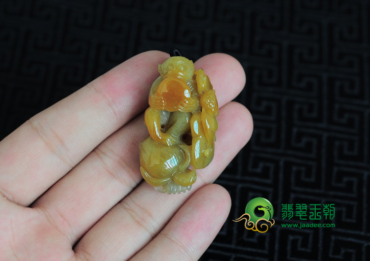 糯冰种黄翡缅甸翡翠灵猴献寿挂件