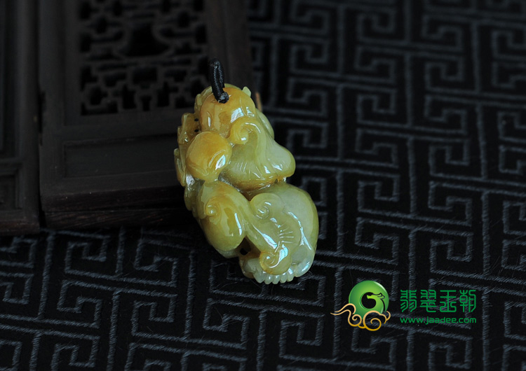 糯冰种黄翡缅甸翡翠灵猴献寿挂件