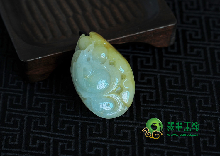 糯冰种黄翡缅甸翡翠年年有余挂件