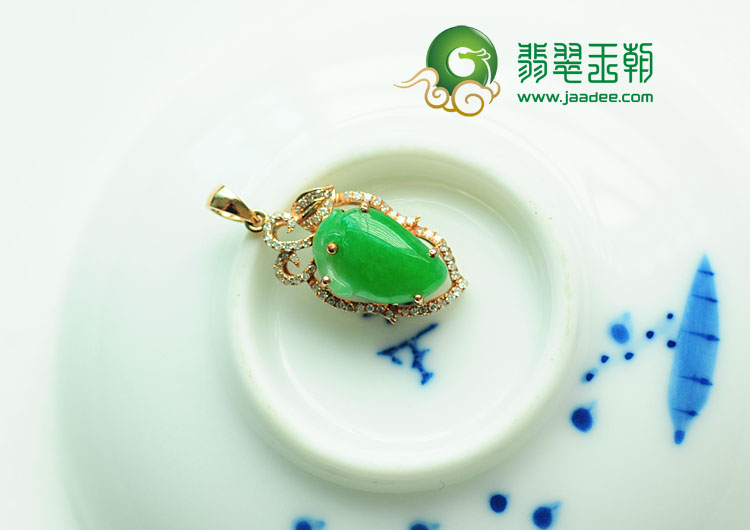 糯冰种阳绿缅甸翡翠镶玫瑰金寿桃挂件(真钻)
