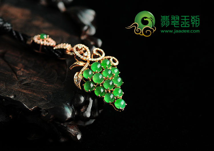 冰种阳绿缅甸翡翠镶玫瑰金葡萄胸坠(真钻)