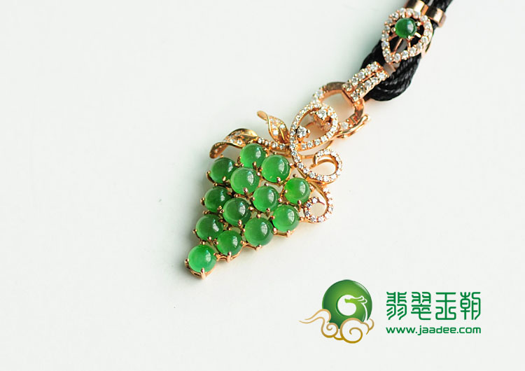 冰种阳绿缅甸翡翠镶玫瑰金葡萄胸坠(真钻)