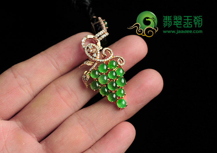 冰种阳绿缅甸翡翠镶玫瑰金葡萄胸坠(真钻)