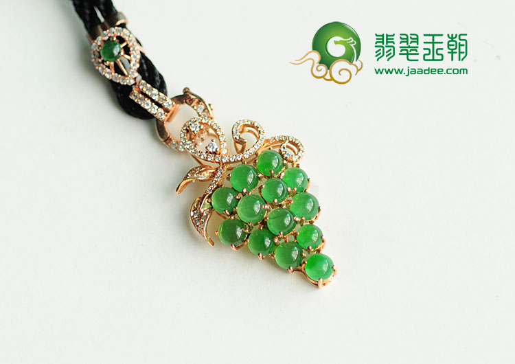 冰种阳绿缅甸翡翠镶玫瑰金葡萄胸坠(真钻)