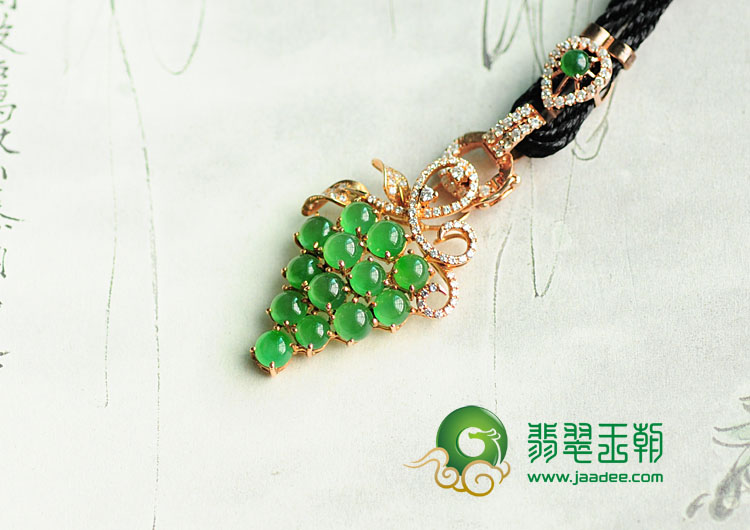 冰种阳绿缅甸翡翠镶玫瑰金葡萄胸坠(真钻)