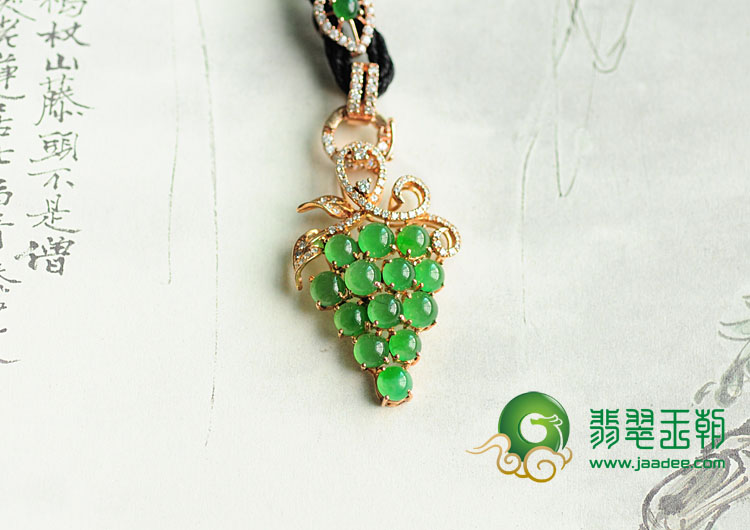 冰种阳绿缅甸翡翠镶玫瑰金葡萄胸坠(真钻)