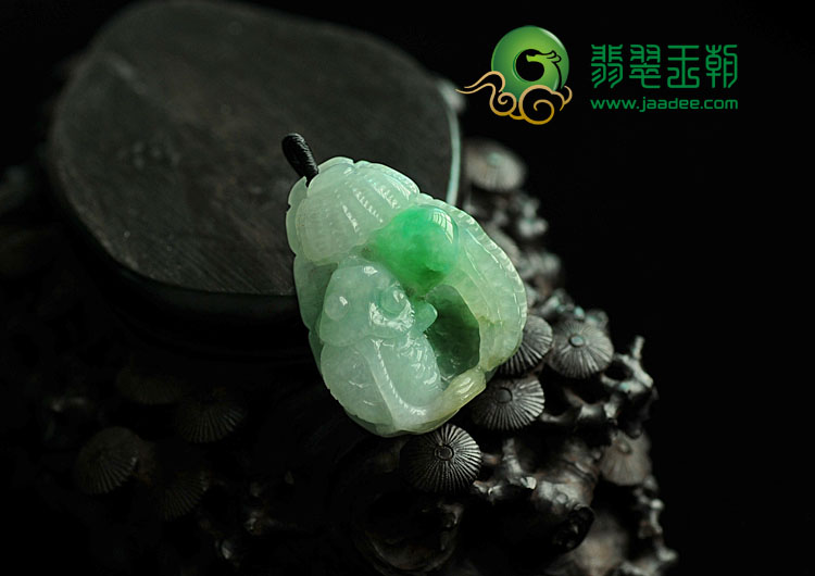 糯冰种翠色缅甸翡翠年年有余挂件