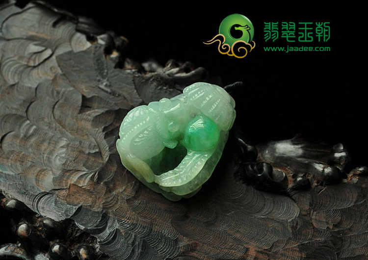 糯冰种翠色缅甸翡翠年年有余挂件