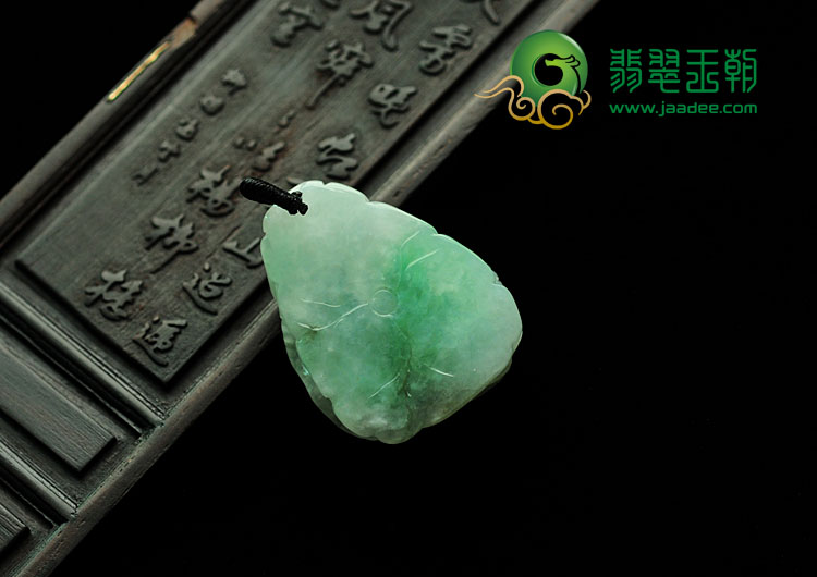 糯冰种翠色缅甸翡翠年年有余挂件