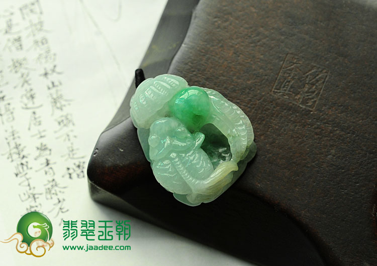 糯冰种翠色缅甸翡翠年年有余挂件