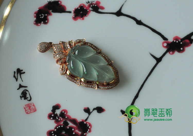 冰玻种略飘翠丝缅甸翡翠镶玫瑰金叶子挂件（真钻）