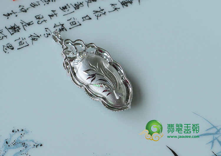 糯冰种阳绿满绿缅甸翡翠镶白金叶子挂件（真钻）