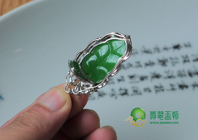 糯冰种阳绿满绿缅甸翡翠镶白金叶子挂件（真钻）