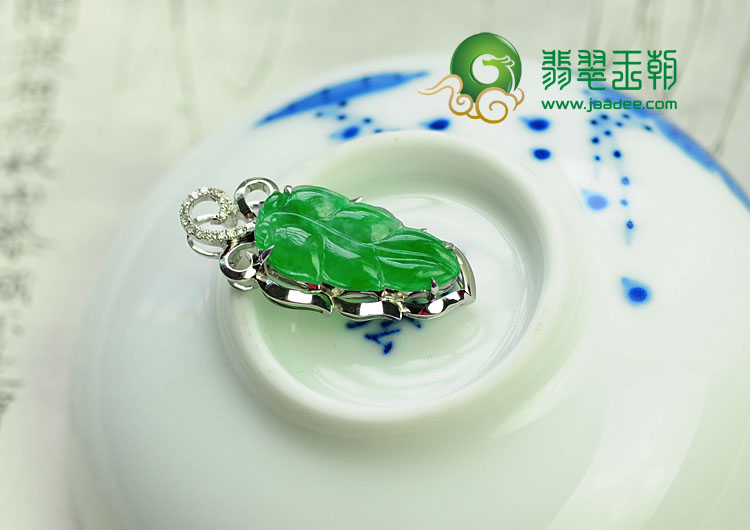 糯冰种阳绿缅甸翡翠包白金金枝玉叶挂件（真钻）