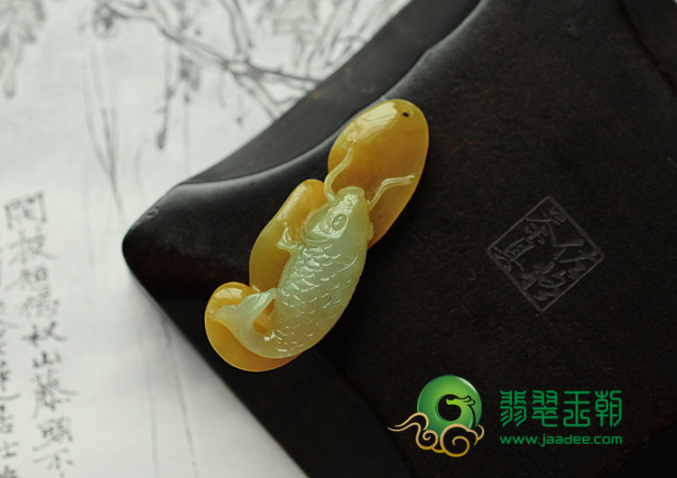 糯冰种黄翡缅甸翡翠锦鲤鱼挂件