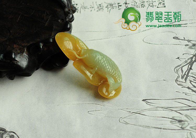 糯冰种黄翡缅甸翡翠锦鲤鱼挂件