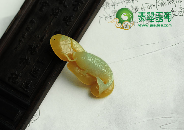 糯冰种黄翡缅甸翡翠锦鲤鱼挂件